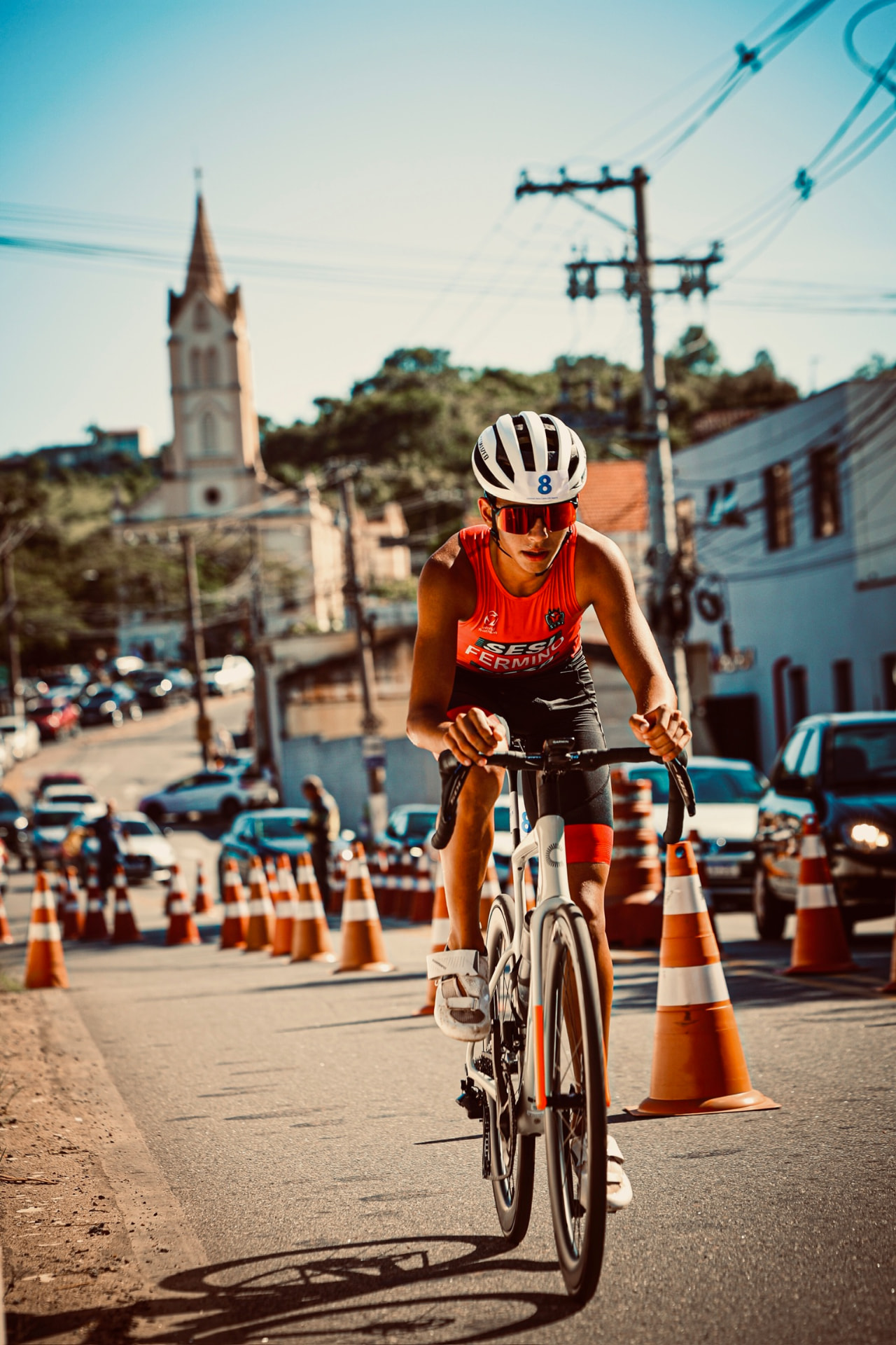 Leo no trecho de ciclismo de uma prova, com o uniforme do SESI-SP