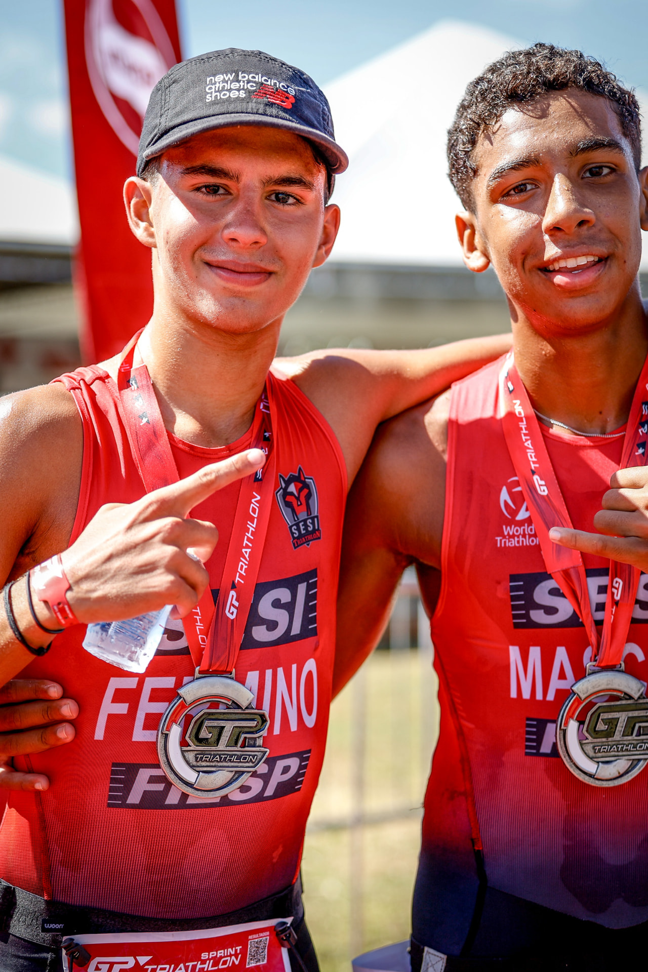 Leo e um companheiro de equipe depois da prova, com as medalhas
