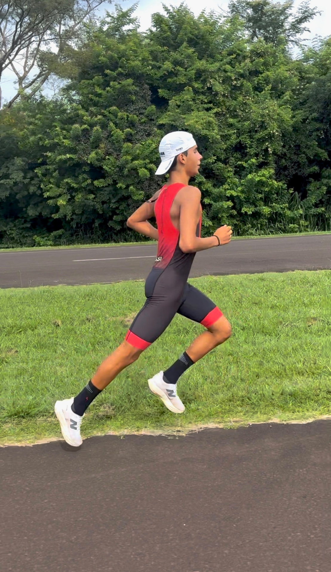Leo em treino de corrida na rua