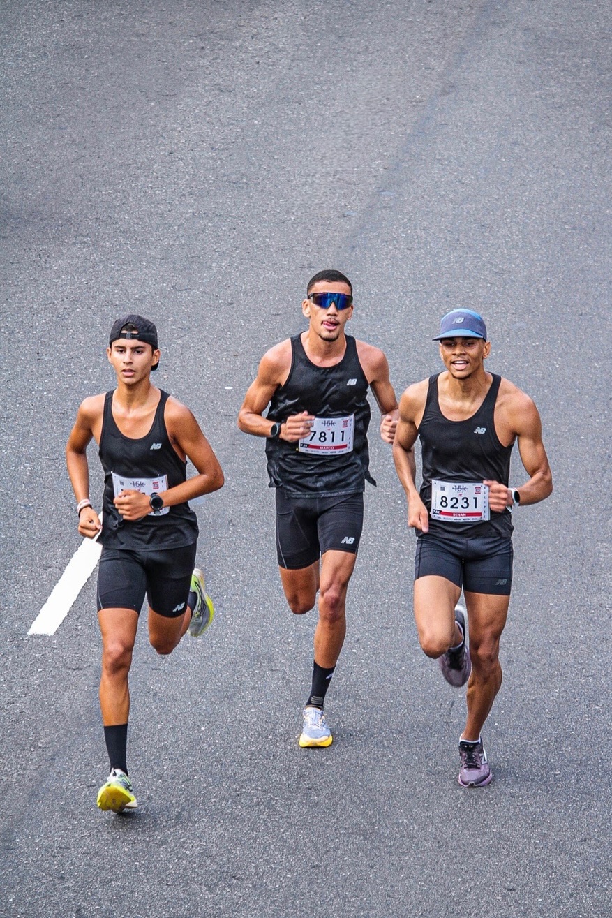 Leo disputando uma corrida de 15K com a equipe New Balance