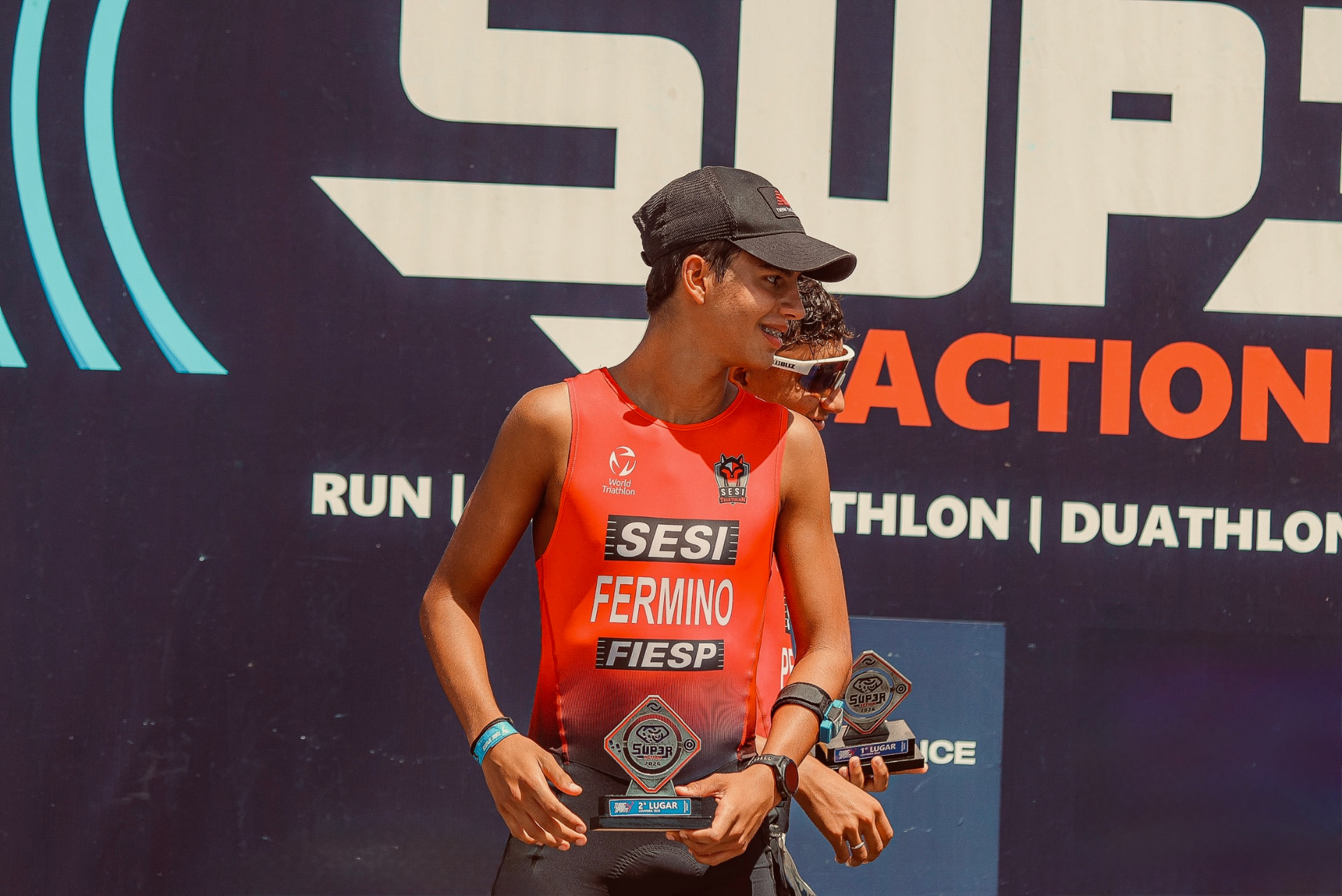 Leo no pódio com o troféu de 2º lugar do Super Action 2024