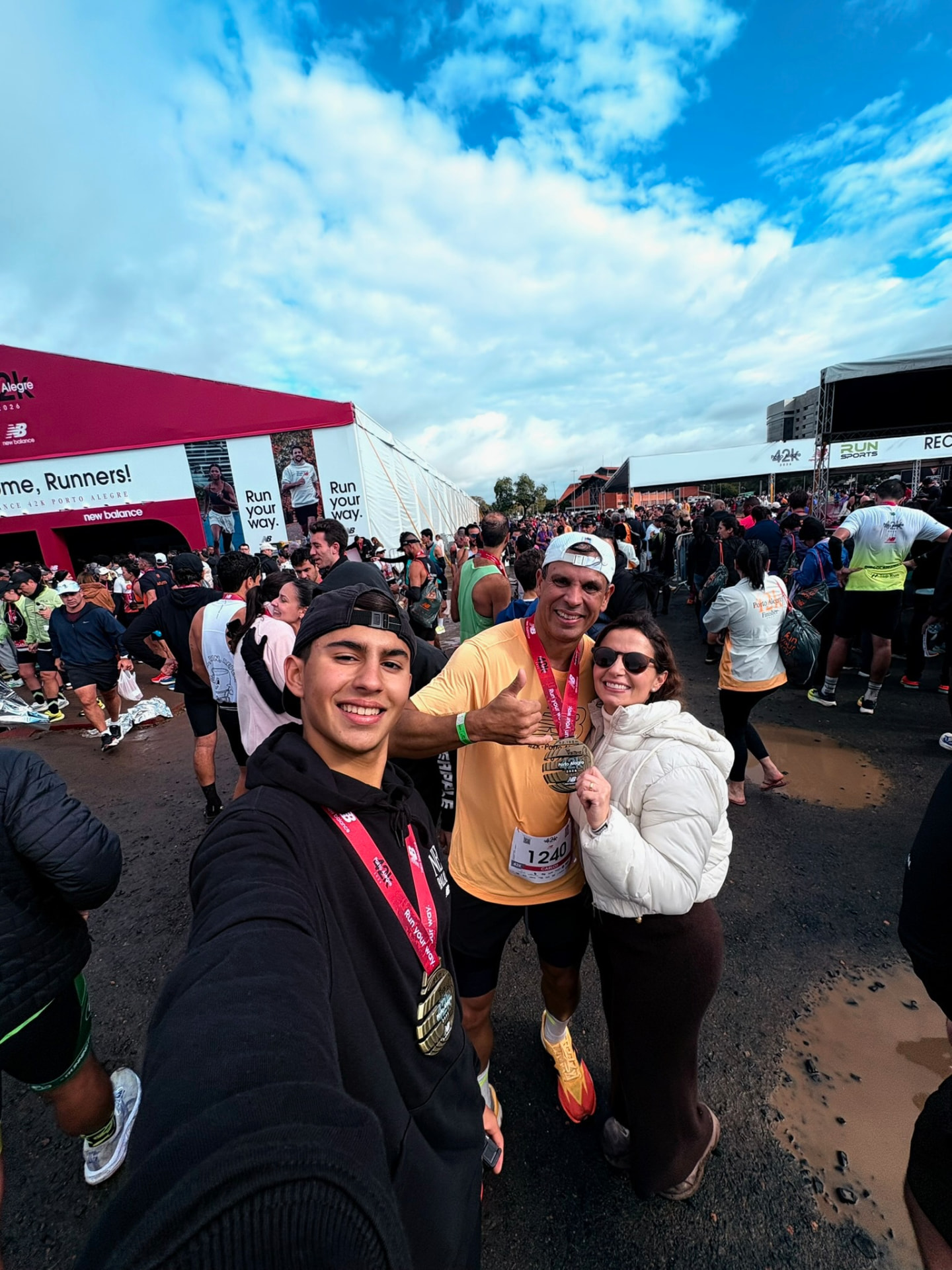 Leo com a medalha da 42K Porto Alegre, no espaço da New Balance