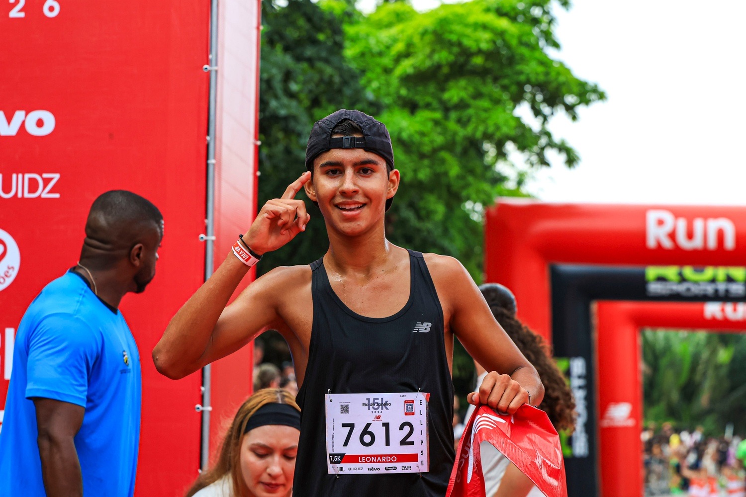 Leo logo depois da prova, com a medalha e a camiseta New Balance
