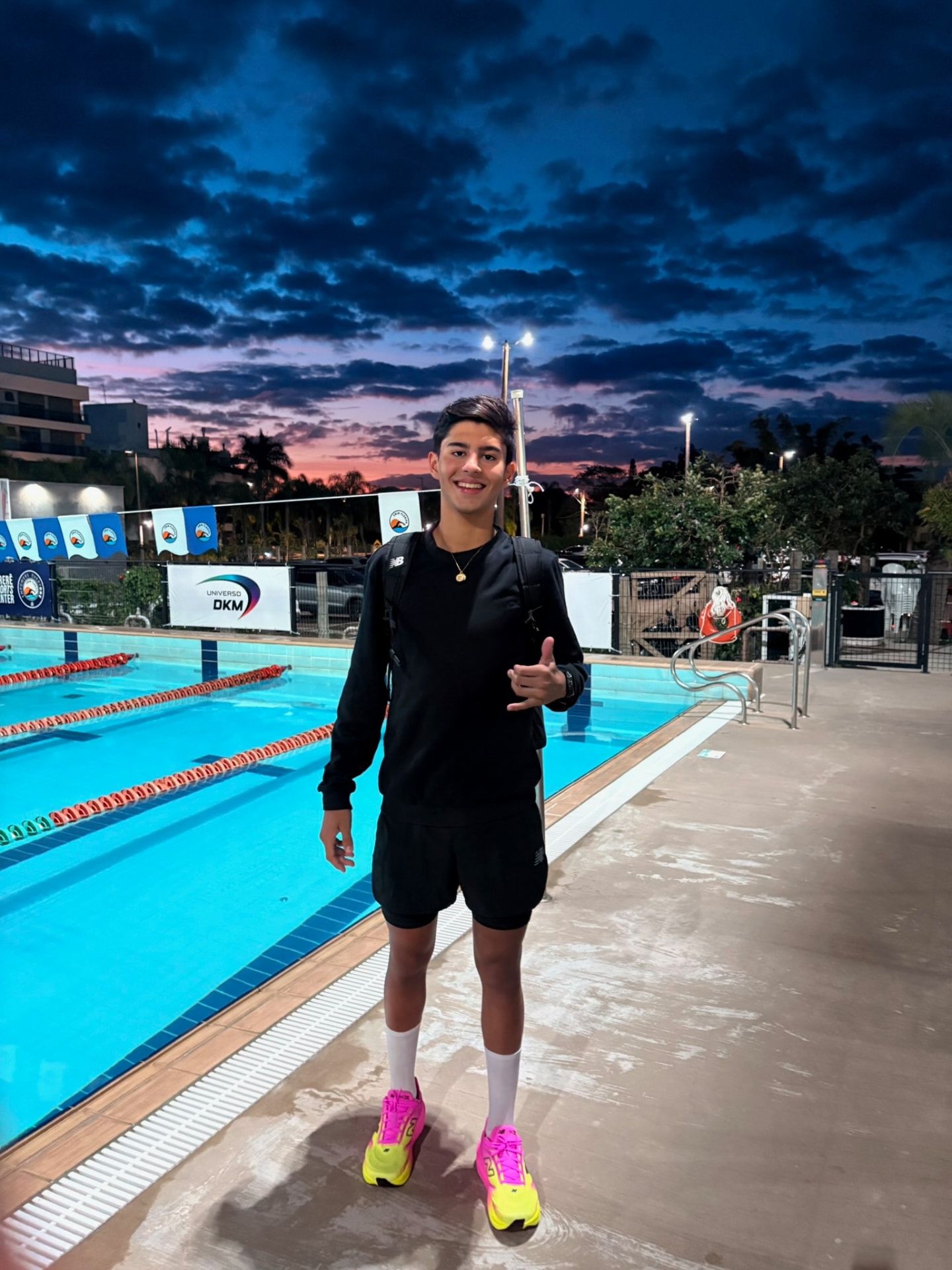 Leo na beira da piscina no fim do treino
