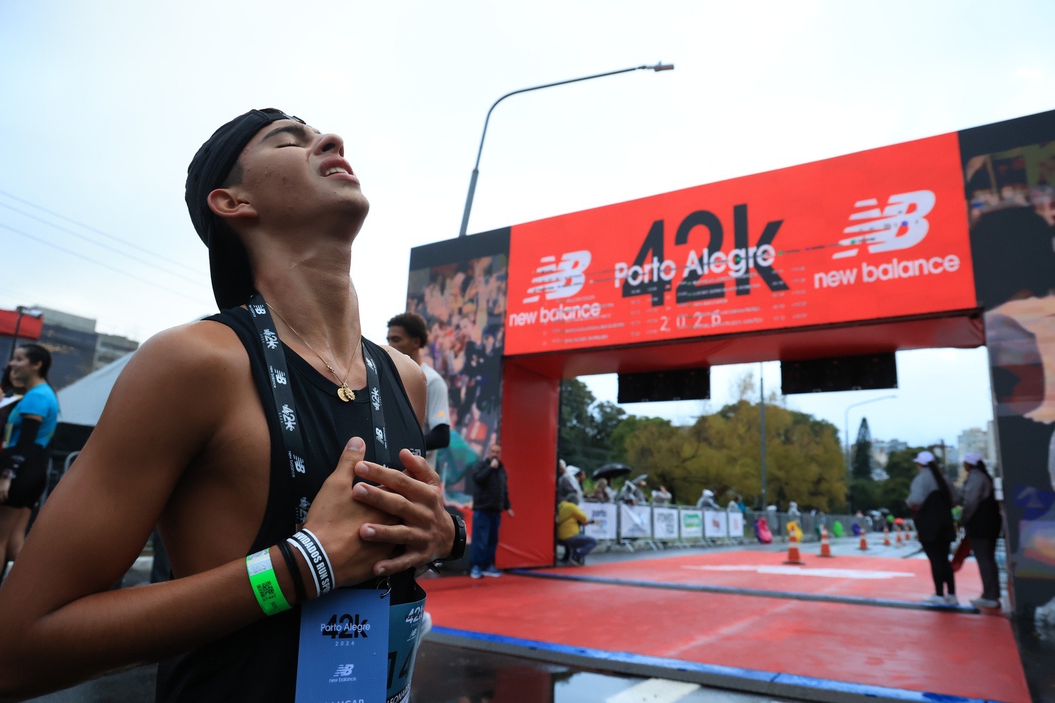 Leo Fermino na chegada da 42K Porto Alegre